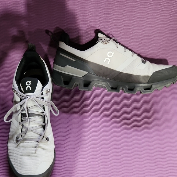 On Running Men's Shoes in White and Black - Picture 4 of 10